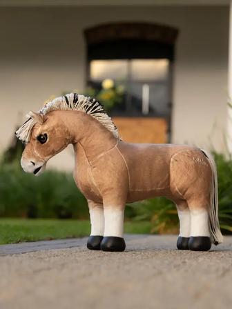 Toy Pony | Oskar